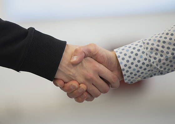 On-Boarding und Off-Boarding Symbolbild On- und Off-Boarding Handshake